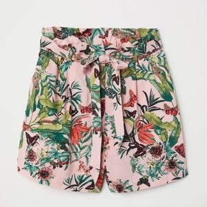 H&M Shorts with belt. Size US 6. Pink